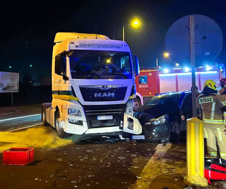Ciężarówka zderzyła się z osobówkami