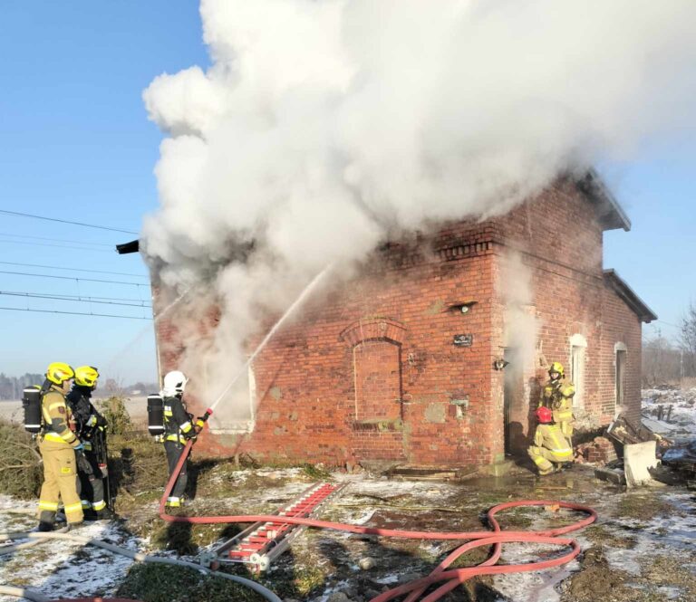 Płonął opuszczony budynek kolejowy