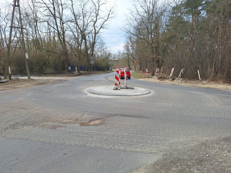 Utrudnienia na budowanym rondzie na granicy Poznania i Swarzędza