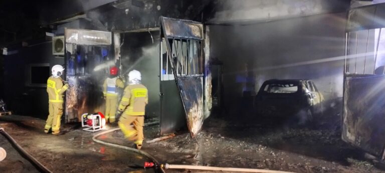 Spłonął warsztat z pojazdami!