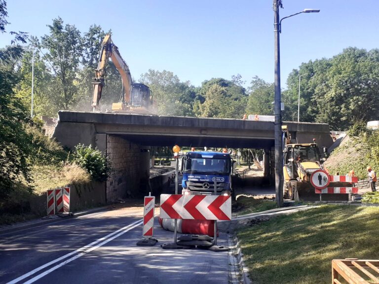 Trwa wyburzanie swarzędzkiego wiaduktu, Piaski nadal zamknięta