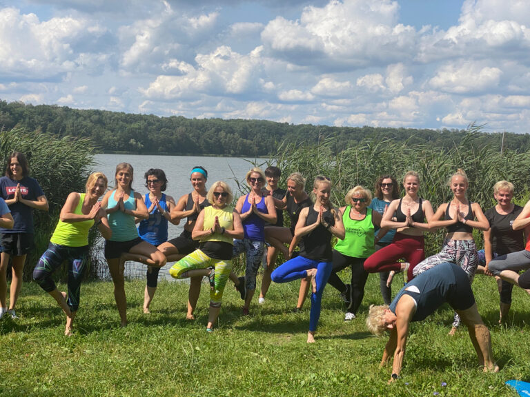 Poćwiczą jogę nad jeziorem