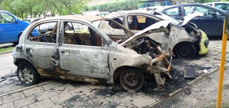 Na swarzędzkim osiedlu spłonęły dwa auta