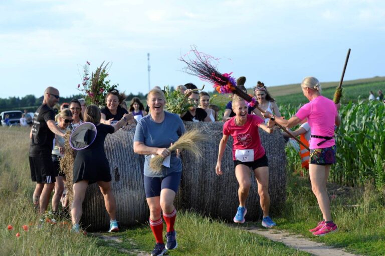 W Garbach biegali z miotłami!