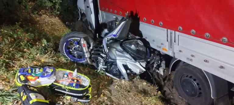 Motocyklista uwięziony pod dostawczakiem