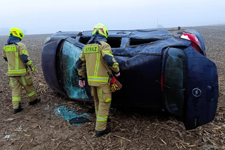 Dachował w Karłowicach