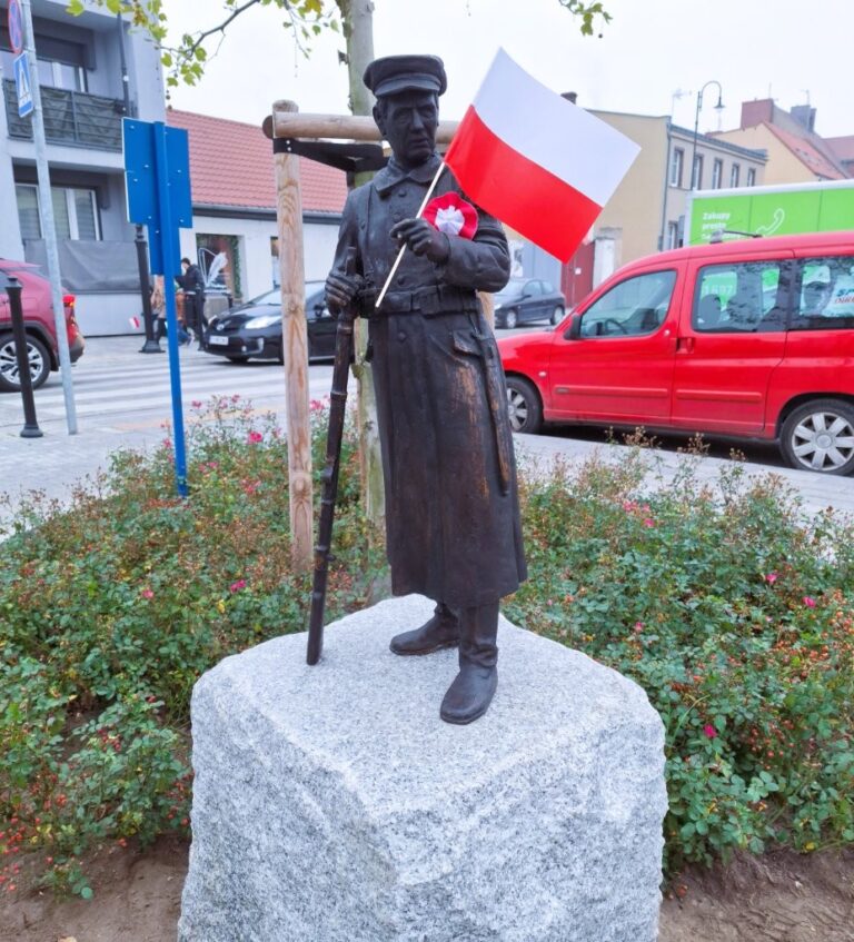 Odsłonili rzeźbę Powstańca Wlkp. ze Swarzędza!