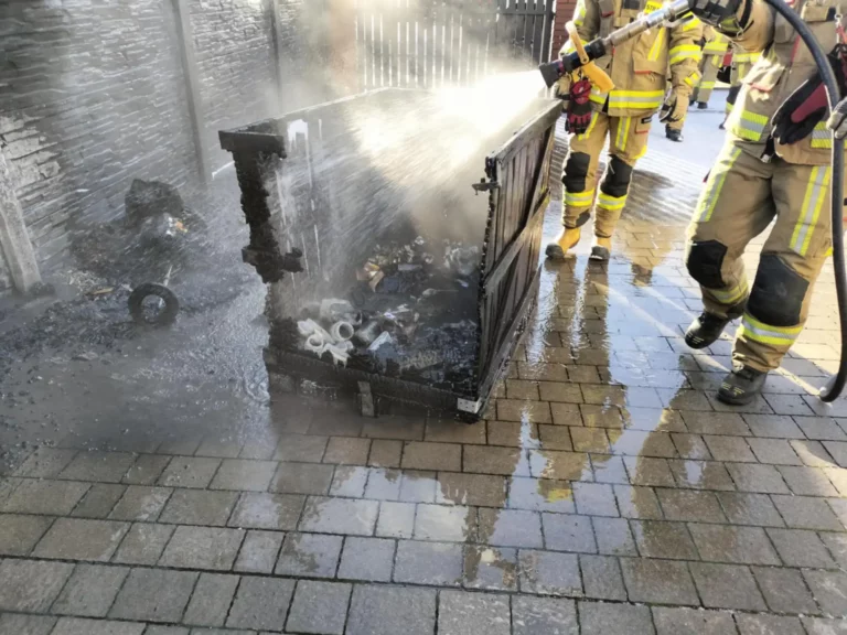 Kontenery w płomieniach