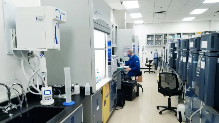 Jakie właściwości powinny mieć meble do laboratorium?