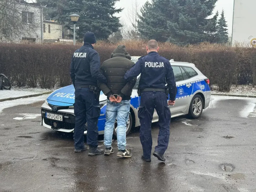 W swarzędzkim markecie ukradli wódkę, a ochroniarza spryskali gazem 1 policja 2 Tygodnik i Portal Swarzedzki