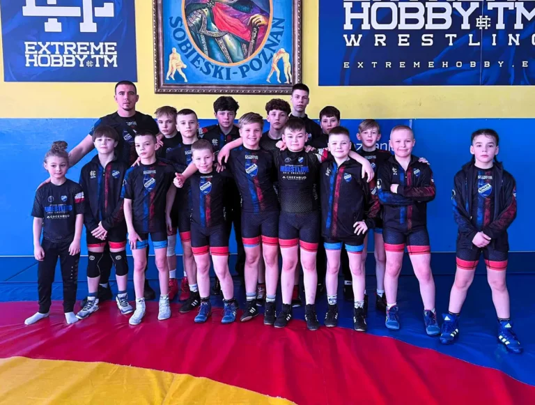 Zapaśnicy ze Swarzędza z workiem medali