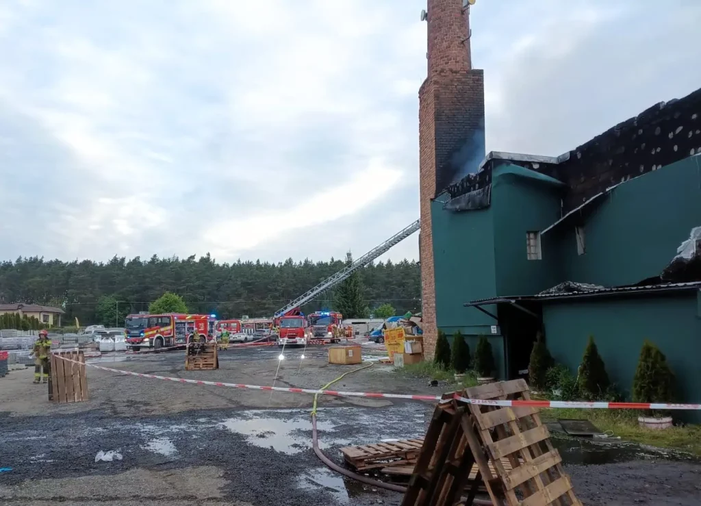 Hala w Kobylnicy w ogniu! 1 pozar 4 Tygodnik i Portal Swarzedzki