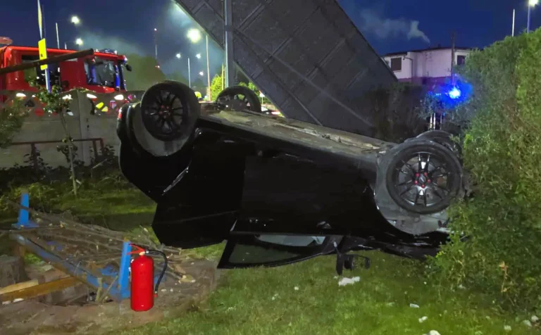 Nocna kraksa na skrzyżowaniu