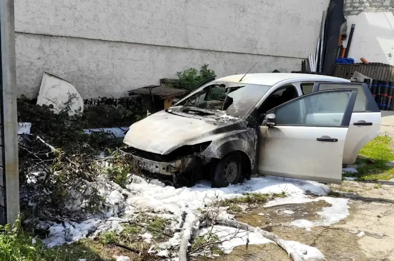 Auto w płomieniach na Cybińskiej