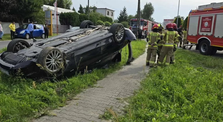 Groźne dachowanie na Łowęcińskiej