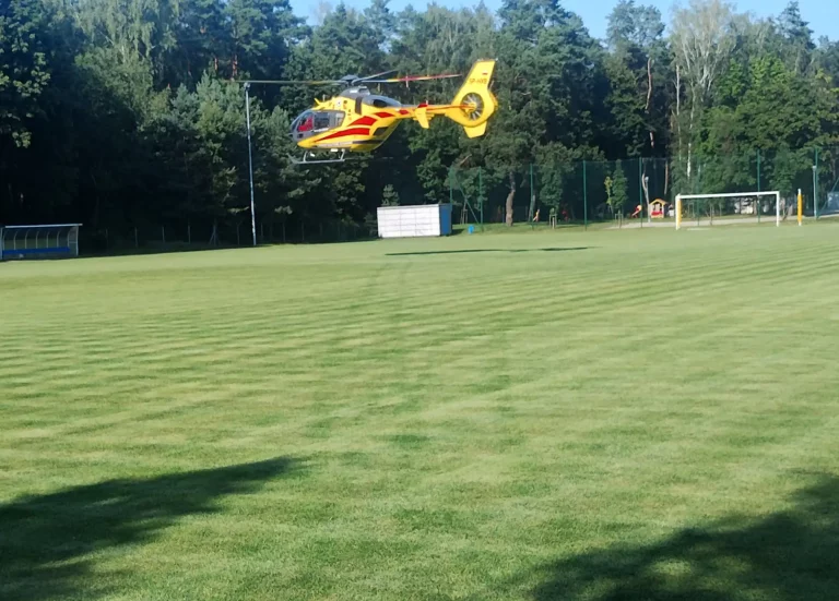 Śmigłowiec lądował na boisku