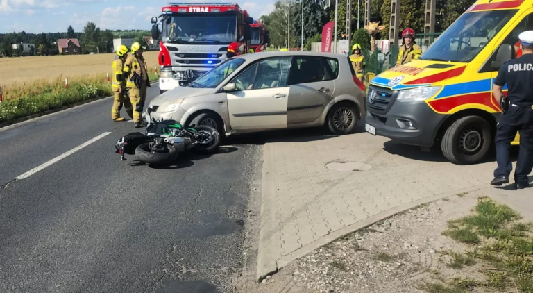 Osobówka zderzyła się z motocyklem
