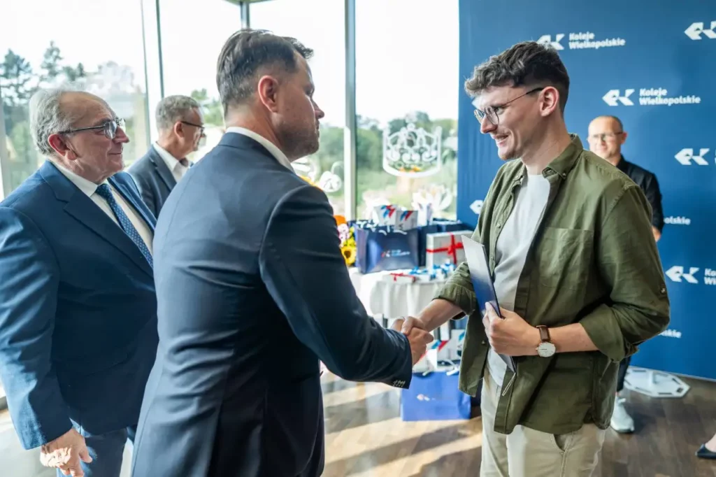 Nowe pojazdy, rozstrzygniecie konkursu „Pociąg do sztuki” oraz Targi TRAKO 4 Pociag do sztuki 5 Tygodnik i Portal Swarzedzki