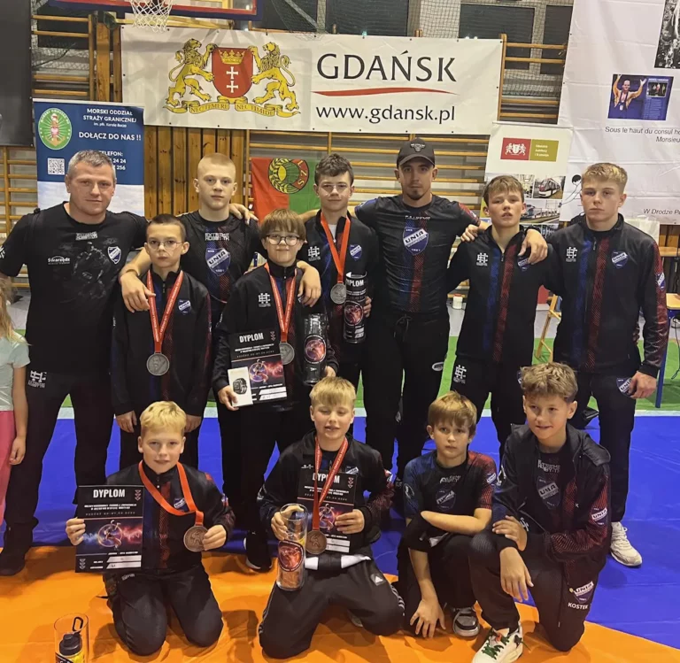 Sześć krążków swarzędzkich zapaśników