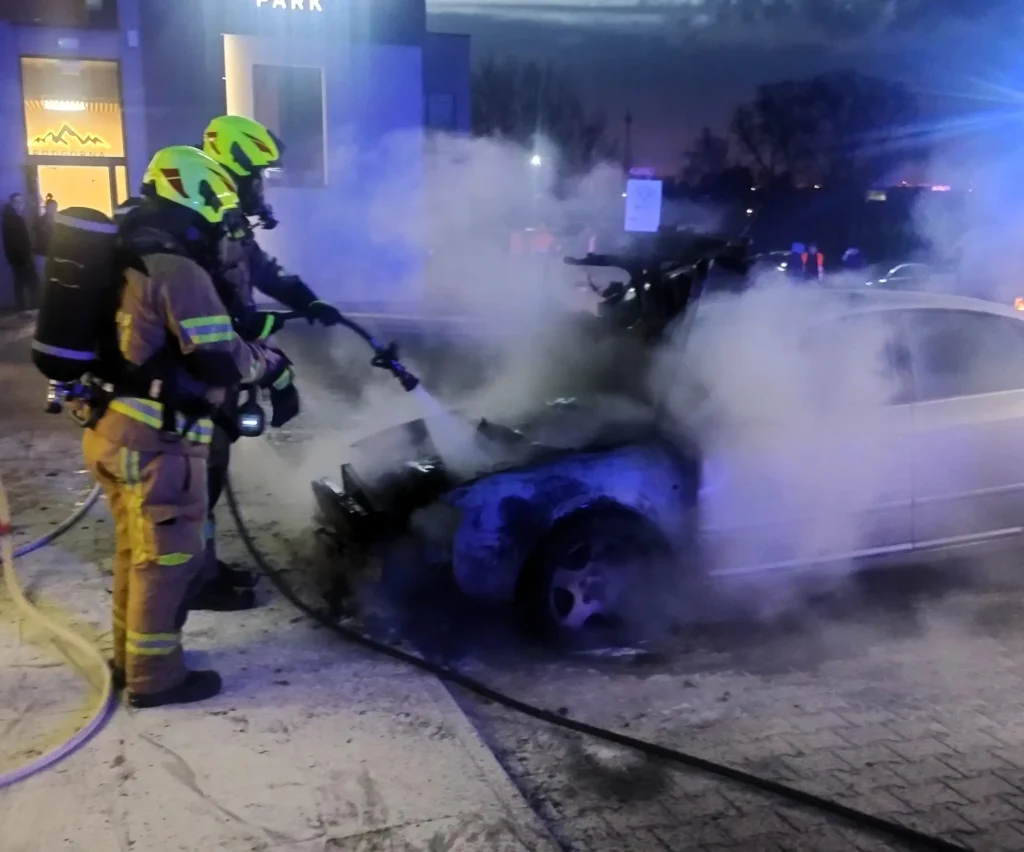 Auto w płomieniach 3 Auto 2 Tygodnik i Portal Swarzedzki