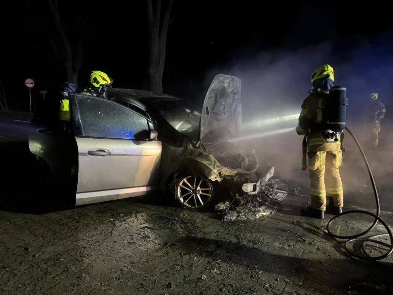 Auto w płomieniach