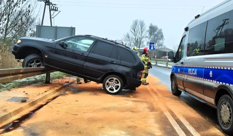 W Garbach auto zawisło na barierkach!