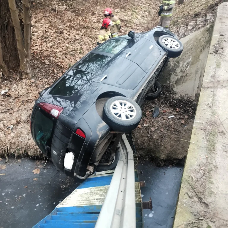 Auto spadło z mostku w Wierzonce!