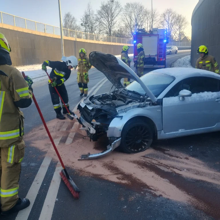 Poślizg w Kobylnicy zakończony na ścianie tunelu