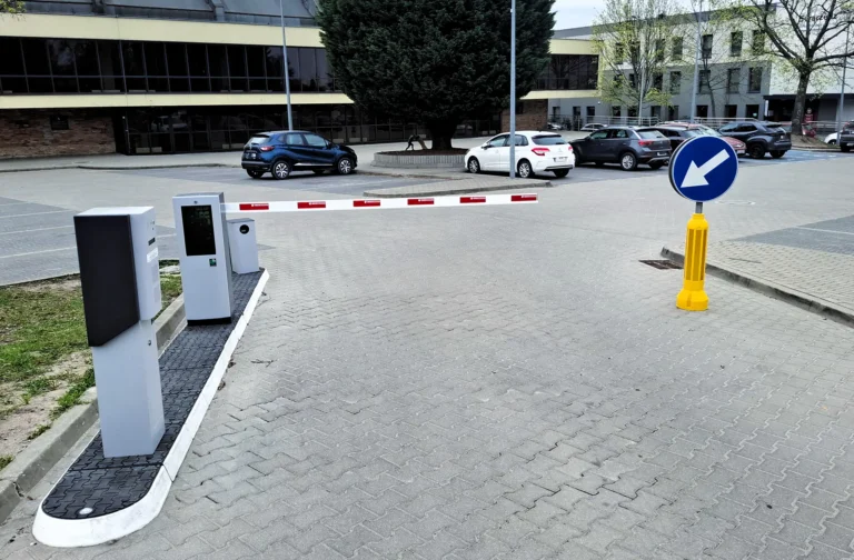 Koniec z darmowym parkowaniem przy hali sportowej w Swarzędzu