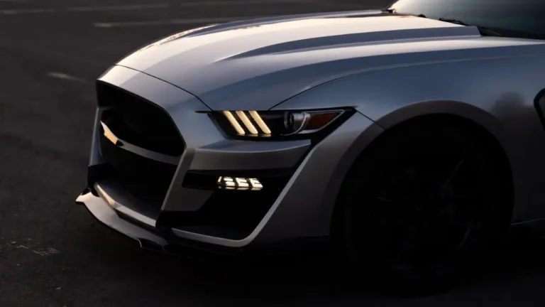 Mustang rozbity na drzewie podczas jazdy próbnej