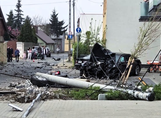 Porsche staranowało trzy osobówki w centrum Swarzędza!