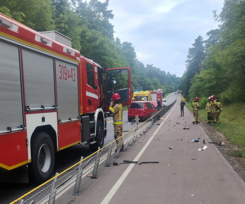 Groźny wypadek między Kobylnicą a Uzarzewem 4 wypadek 2 Tygodnik i Portal Swarzedzki 1