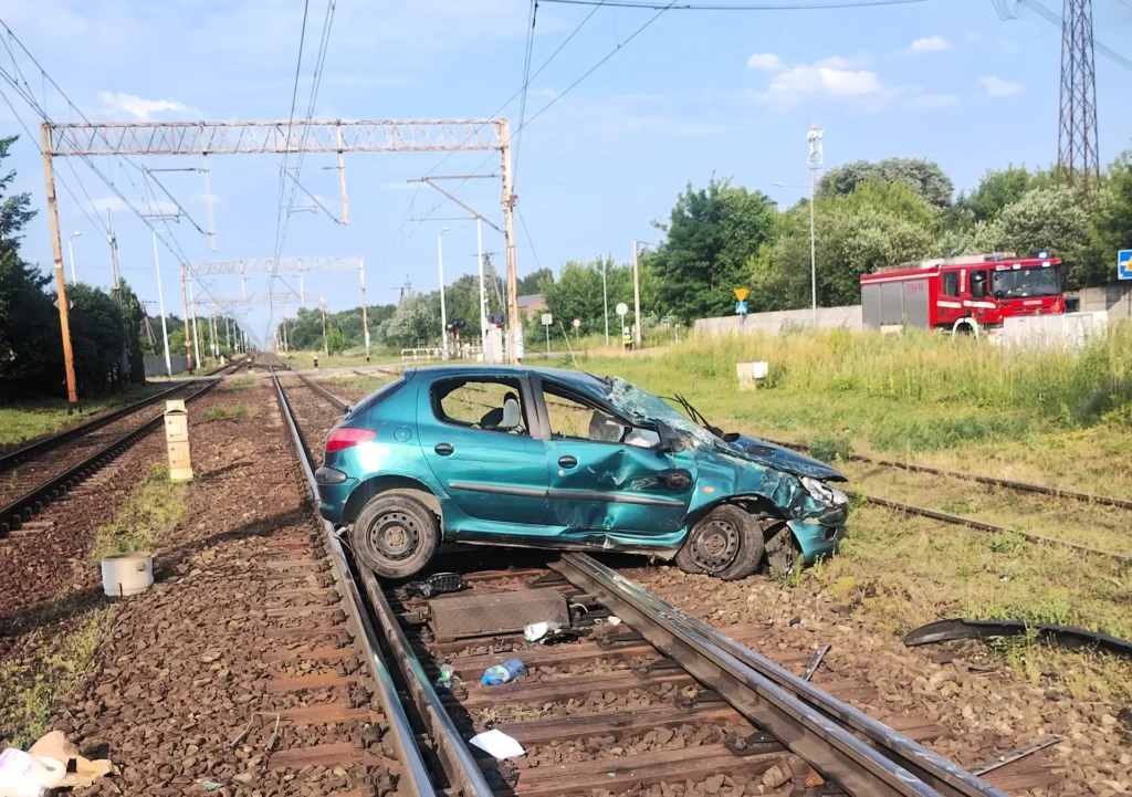Dachował na torach kolejowych w Kobylnicy! 1 Dachowal foto 2 Tygodnik i Portal Swarzedzki