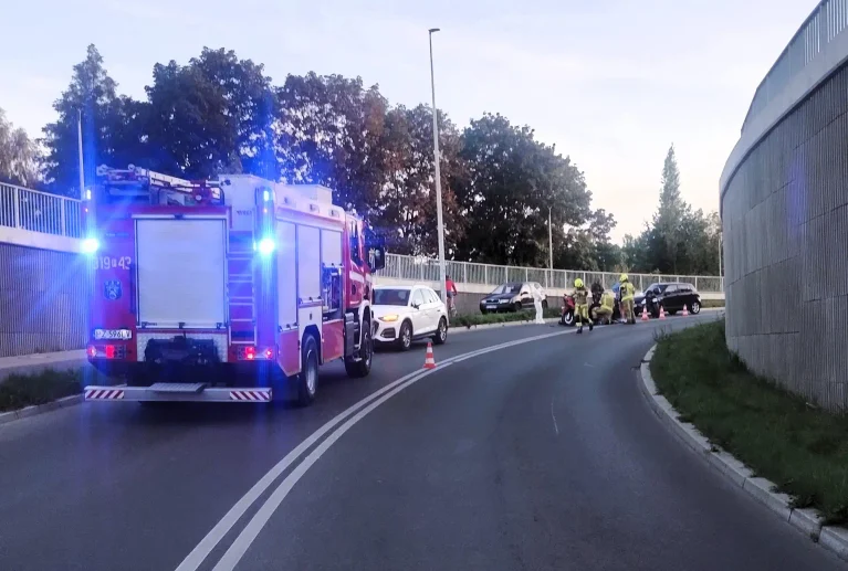 Kobylnica: wypadek w tunelu, motocyklista w szpitalu!