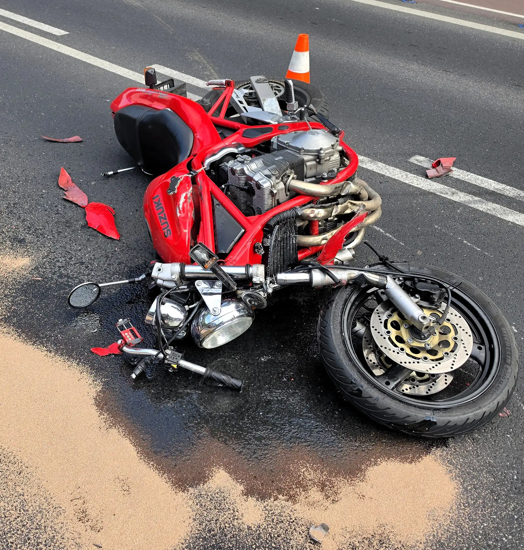 Groźny wypadek w Kobylnicy, motocyklista w szpitalu