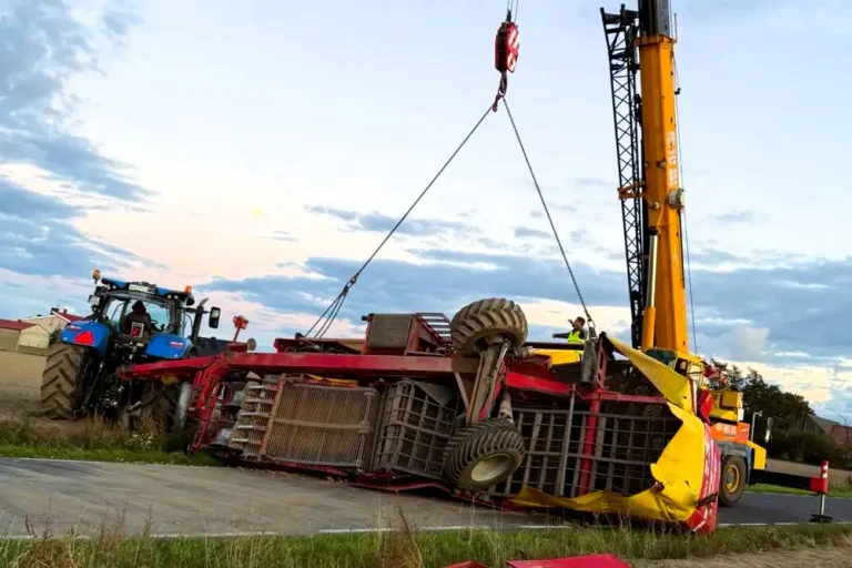 Sarbinowo: kombajn „skosił” brzozę i zatarasował drogę!